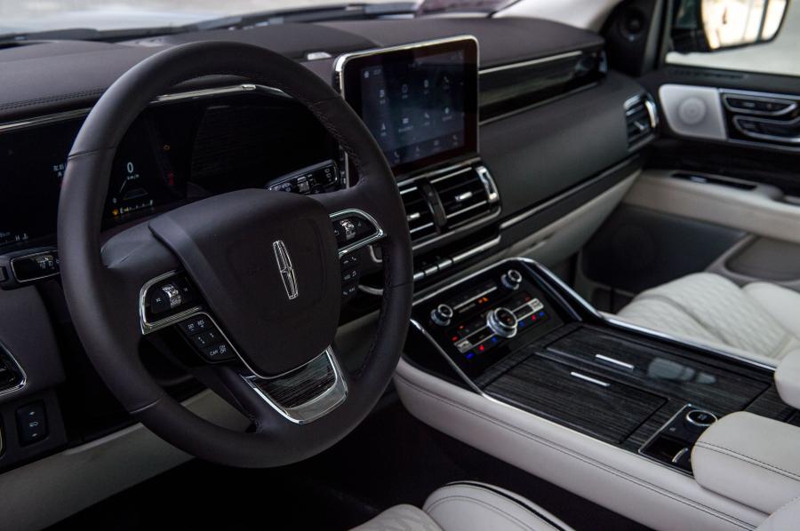 Интерьер Lincoln Navigator Presidential 2017 года  (CN) (фото 4 из 40)